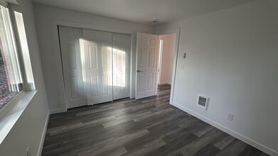 1433 E Dearborn Ave in Shelton, WA - Building Photo - Building Photo