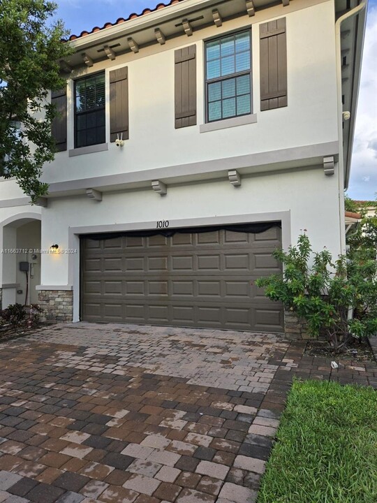 1010 White Oak Ter in Riviera Beach, FL - Building Photo