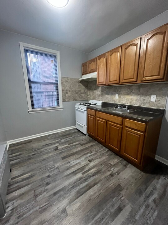 4 Chestnut St in East Orange, NJ - Building Photo