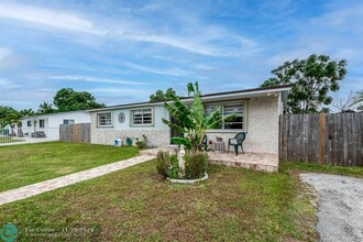 19532 SW 120th Ave in Miami, FL - Foto de edificio - Building Photo