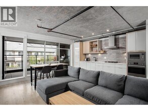 4223 Hastings St in Burnaby, BC - Building Photo - Building Photo