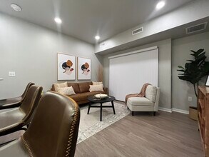 Center Stage in Waukee, IA - Foto de edificio - Building Photo