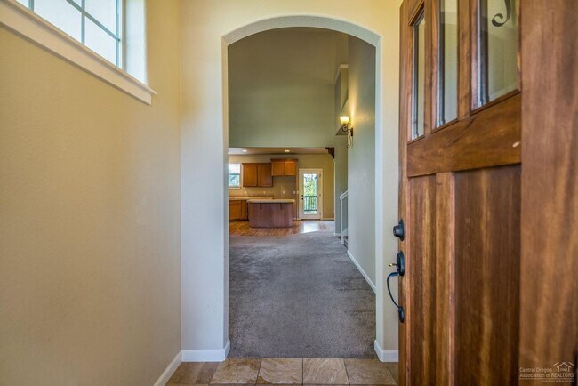 2716 NE Rosemary Dr in Bend, OR - Building Photo - Building Photo