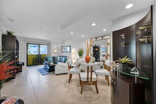 1334 Collins Ave in Miami Beach, FL - Building Photo