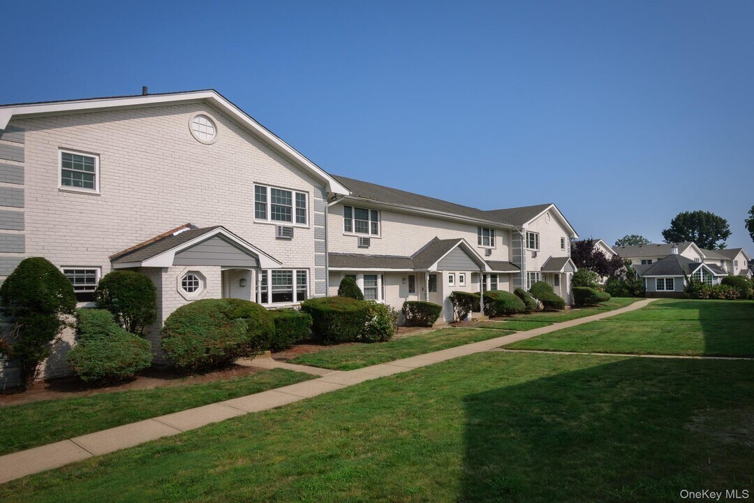 23 Weaver Dr in Massapequa, NY - Building Photo