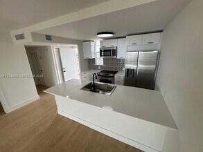 2930 Point E Dr in Aventura, FL - Building Photo - Building Photo