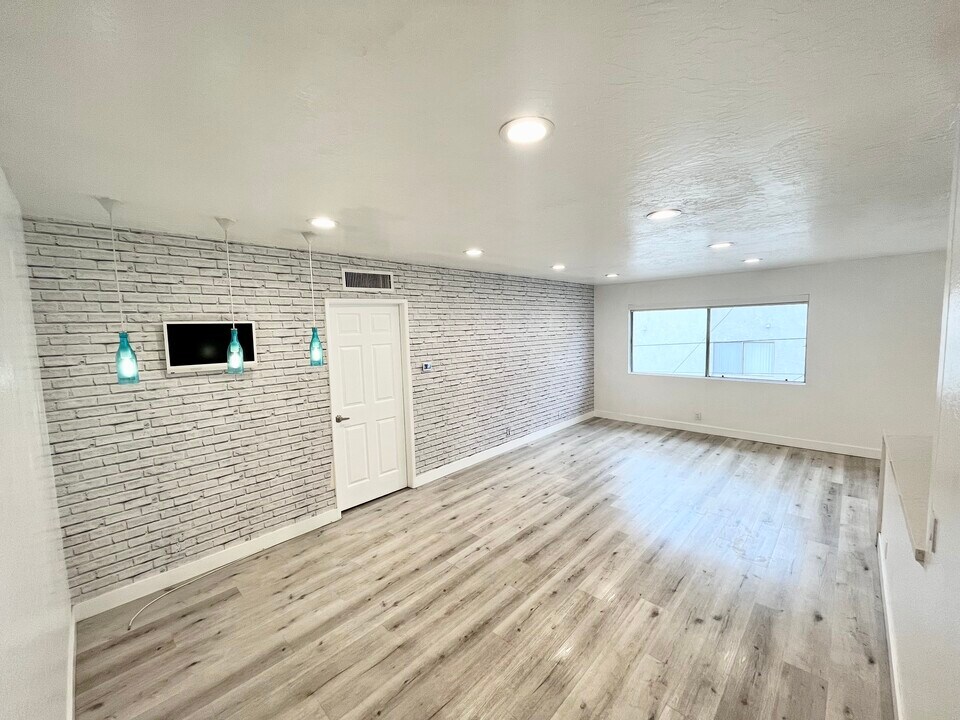 377 W California Ave, Unit 34 in Glendale, CA - Building Photo