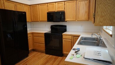 Spacious 3 bed 2.5 Bath, Split-Level Home in South Fort Collins! in Fort Collins, CO - Building Photo - Building Photo