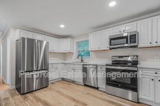 221 Howell St in Chapel Hill, NC - Building Photo - Building Photo
