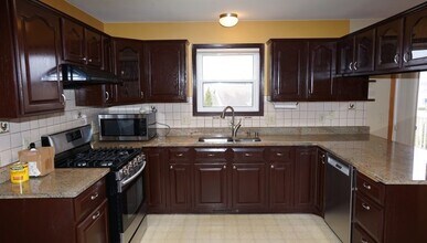 914 Eagle Crest Dr in Madison, WI - Building Photo - Building Photo