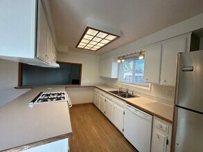 6130 McLeod Ln NE in Keizer, OR - Building Photo - Building Photo