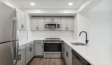 The Residences at Capital Crescent Trail in Bethesda, MD - Foto de edificio - Building Photo