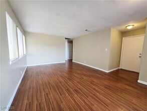 5357 Del Gado Dr, Unit D in Las Vegas, NV - Foto de edificio - Building Photo