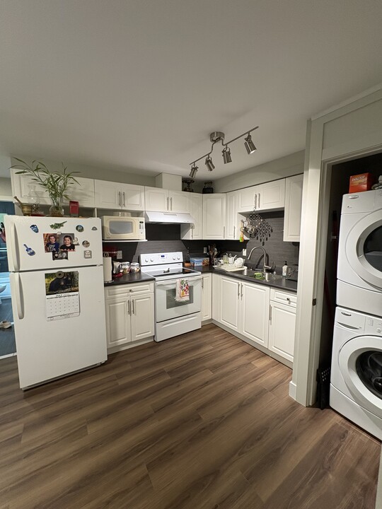 7633 210 St in Langley, BC - Building Photo
