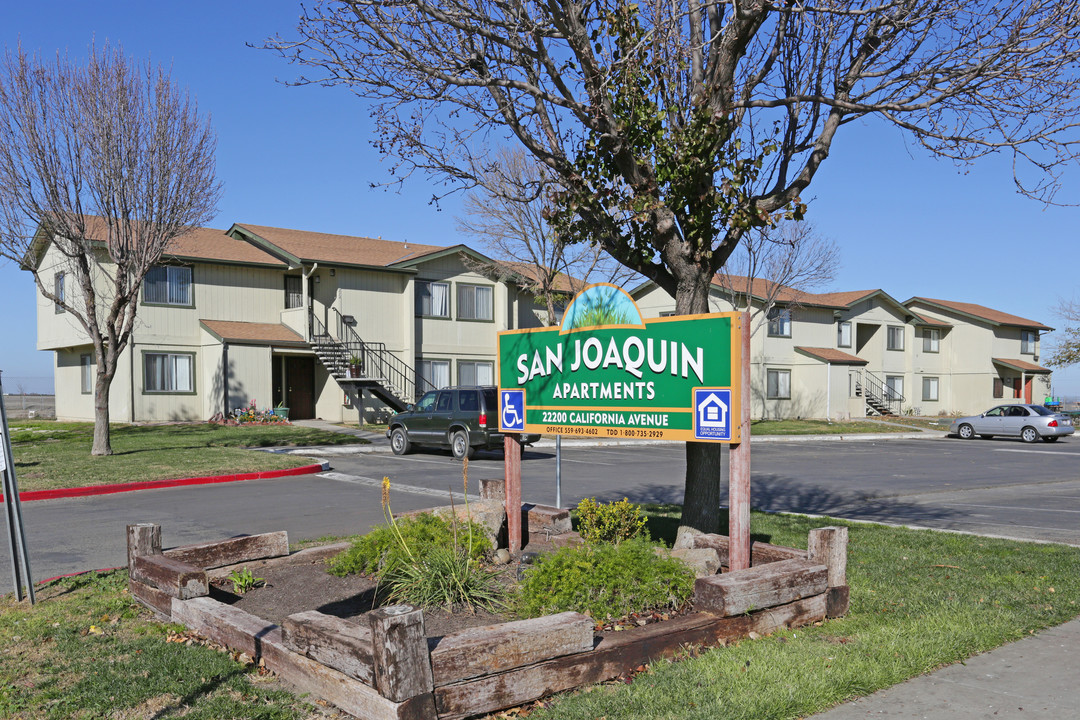 San Joaquin Family Apartments in San Joaquin, CA - Building Photo