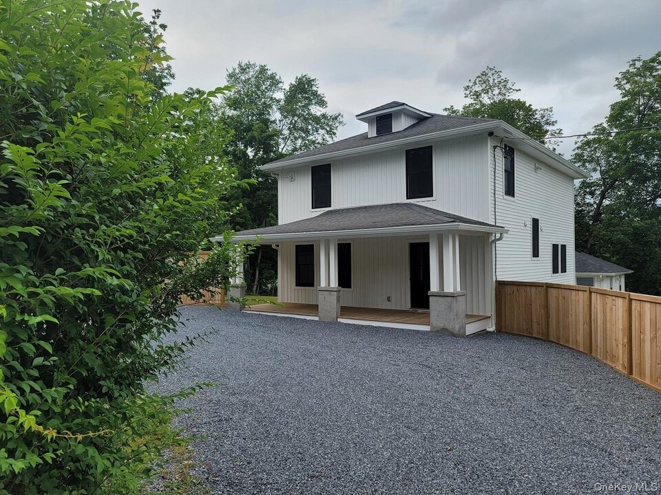 11 Brick Hill Rd in Lincolndale, NY - Foto de edificio