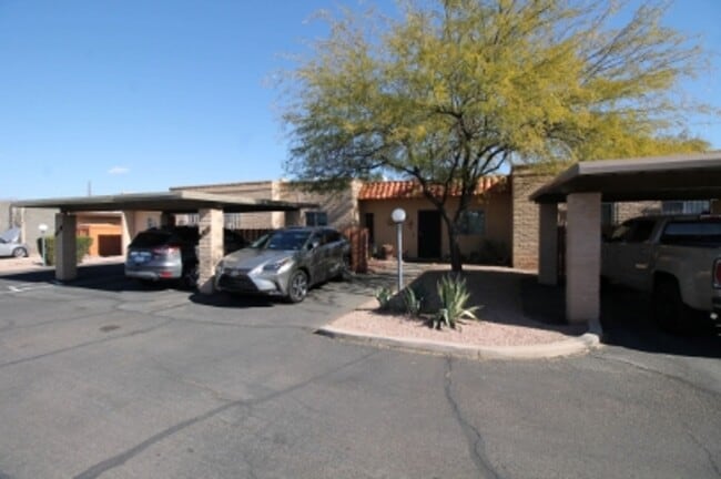 Highly Desirable East Side Townhome – 2 Bed, 2 Bath – Move-In Ready! in Tucson, AZ - Building Photo - Building Photo