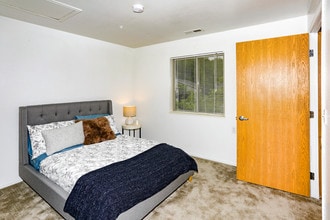 Oakwood Place in Midland, MI - Building Photo - Interior Photo