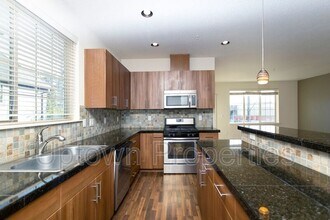 7894 NE Miriam Way in Hillsboro, OR - Building Photo - Building Photo