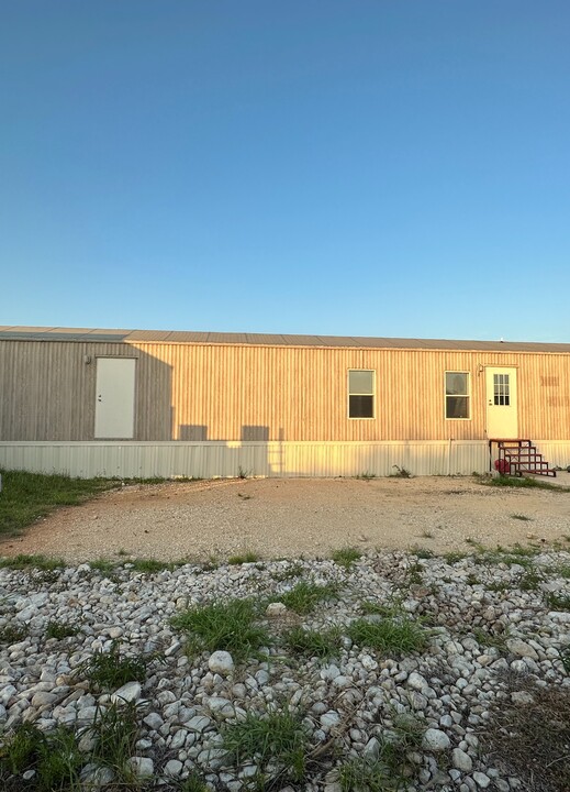 401 Lone Star in Cotulla, TX - Building Photo