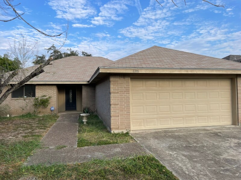 2201 Pin Oak Rd in Edinburg, TX - Building Photo