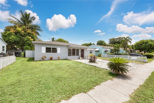 250 NE 170th St in North Miami Beach, FL - Building Photo - Building Photo