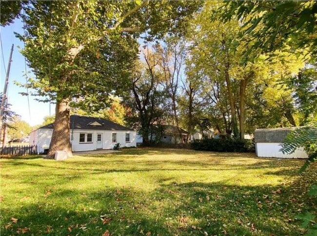 4900 Mission Rd in Roeland Park, KS - Foto de edificio - Building Photo