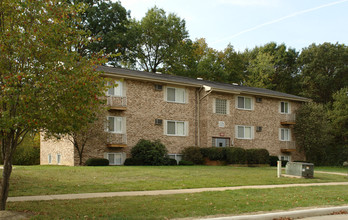 Hampshire House in Warren, OH - Building Photo - Building Photo