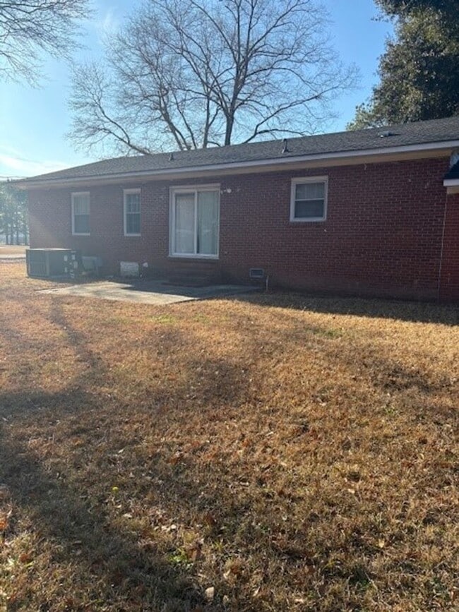 501 N McNair St in Maxton, NC - Building Photo - Building Photo