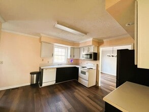 108 Glenn Forest Dr in Hodges, SC - Building Photo - Building Photo