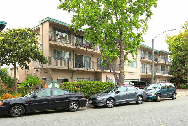 1400 Floribunda Ave in Burlingame, CA - Foto de edificio - Building Photo