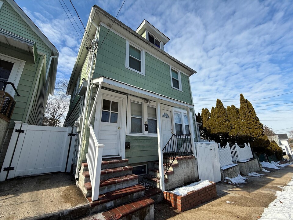 22 Ford St in Glen Cove, NY - Foto de edificio