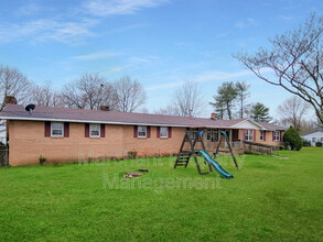 166 Mamie Black Rd in Pelzer, SC - Foto de edificio - Building Photo
