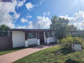 845 NW 199th St in Miami, FL - Building Photo - Building Photo