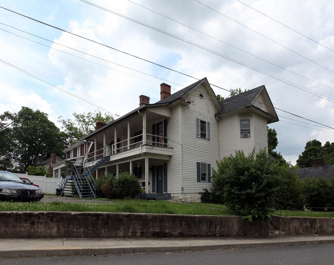 147 W Lebanon St in Mount Airy, NC - Foto de edificio - Building Photo