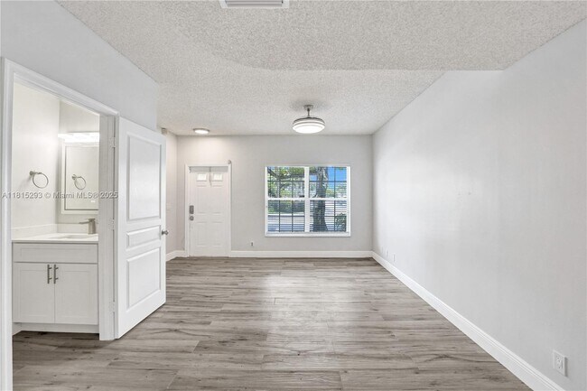 16607 Hemingway Dr in Weston, FL - Building Photo - Building Photo