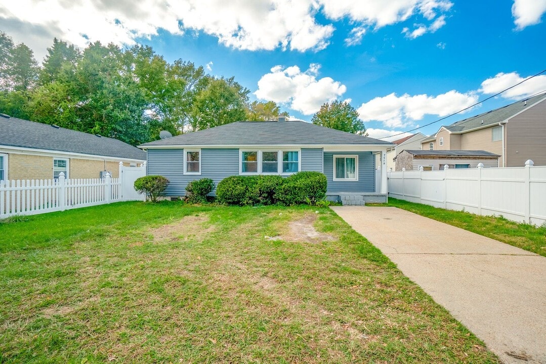 7519 Chesapeake Blvd in Norfolk, VA - Building Photo