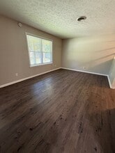 100 Debbie Dr in Dickson, TN - Foto de edificio - Building Photo
