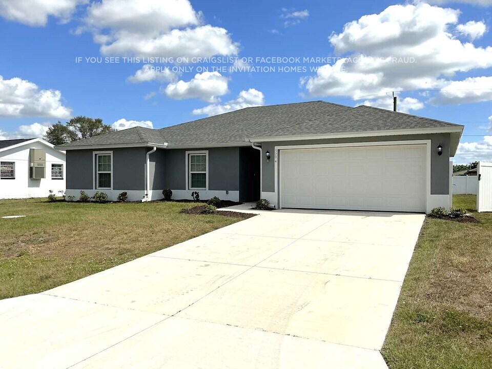 3294 Terita Dr in Port Charlotte, FL - Foto de edificio