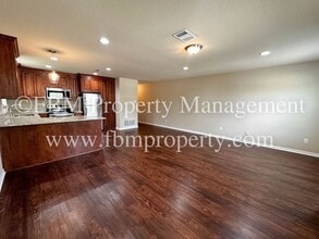 107 Casa Linda St in Ennis, TX - Building Photo - Building Photo