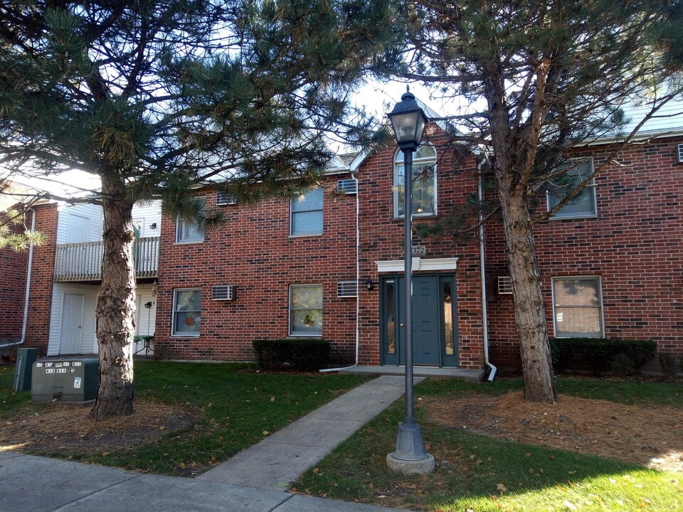 1372 Cunat Ct in Lake In The Hills, IL - Building Photo