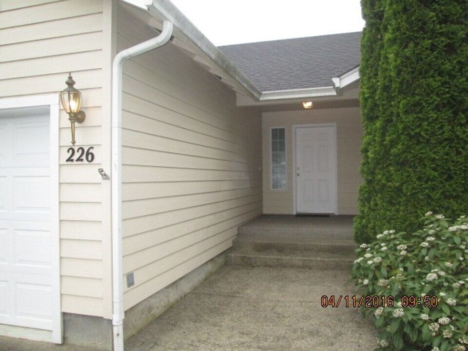 226 Montclair Dr in Sutherlin, OR - Building Photo