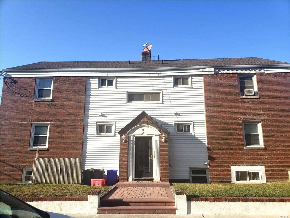 601 Shore Rd-Unit -2A in Long Beach, NY - Building Photo