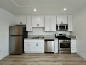 1321 1/2 Normandie Avenue in Los Angeles, CA - Foto de edificio - Building Photo