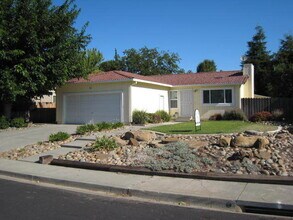 702 St Andrews Dr in Vacaville, CA - Building Photo - Building Photo