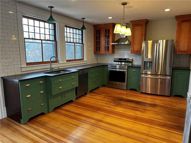 100 Maple Ave in Barrington, RI - Building Photo - Building Photo