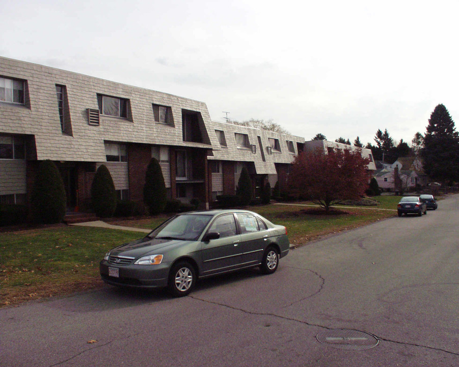 68 Summer Ave in Stoughton, MA - Foto de edificio