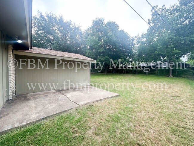 713 Phillips Dr in Ennis, TX - Building Photo - Building Photo