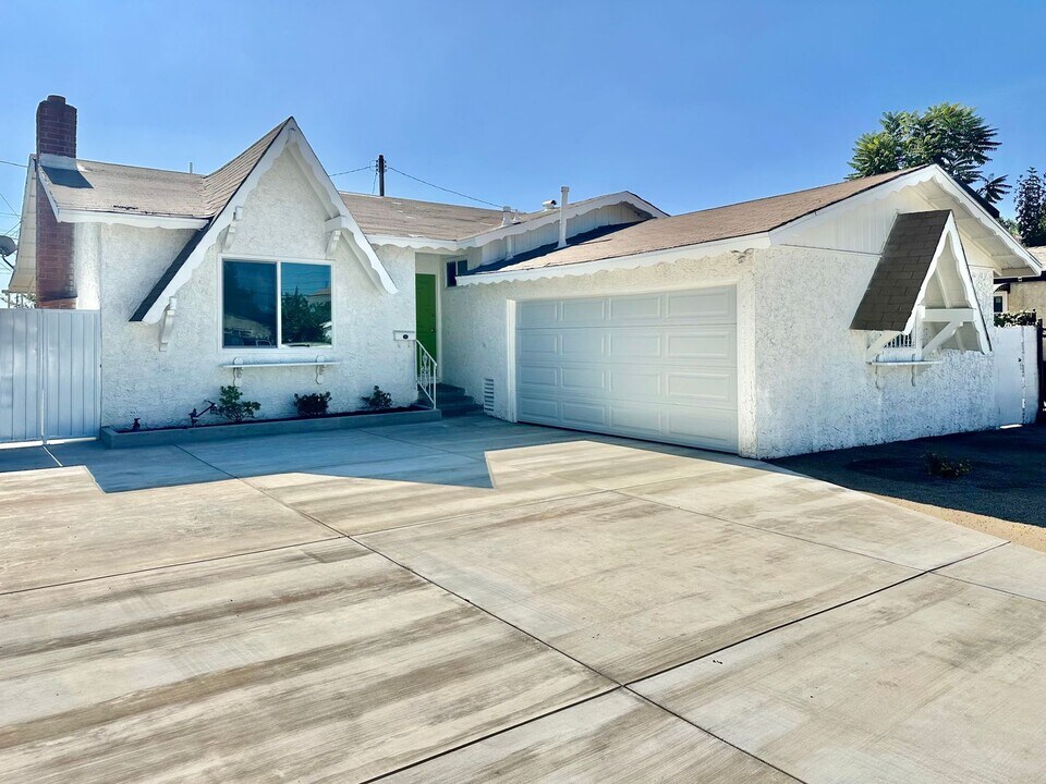 13542 Del Sur St in San Fernando, CA - Building Photo