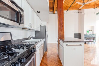 2222 W Diversey Ave, Unit 306 in Chicago, IL - Building Photo - Building Photo